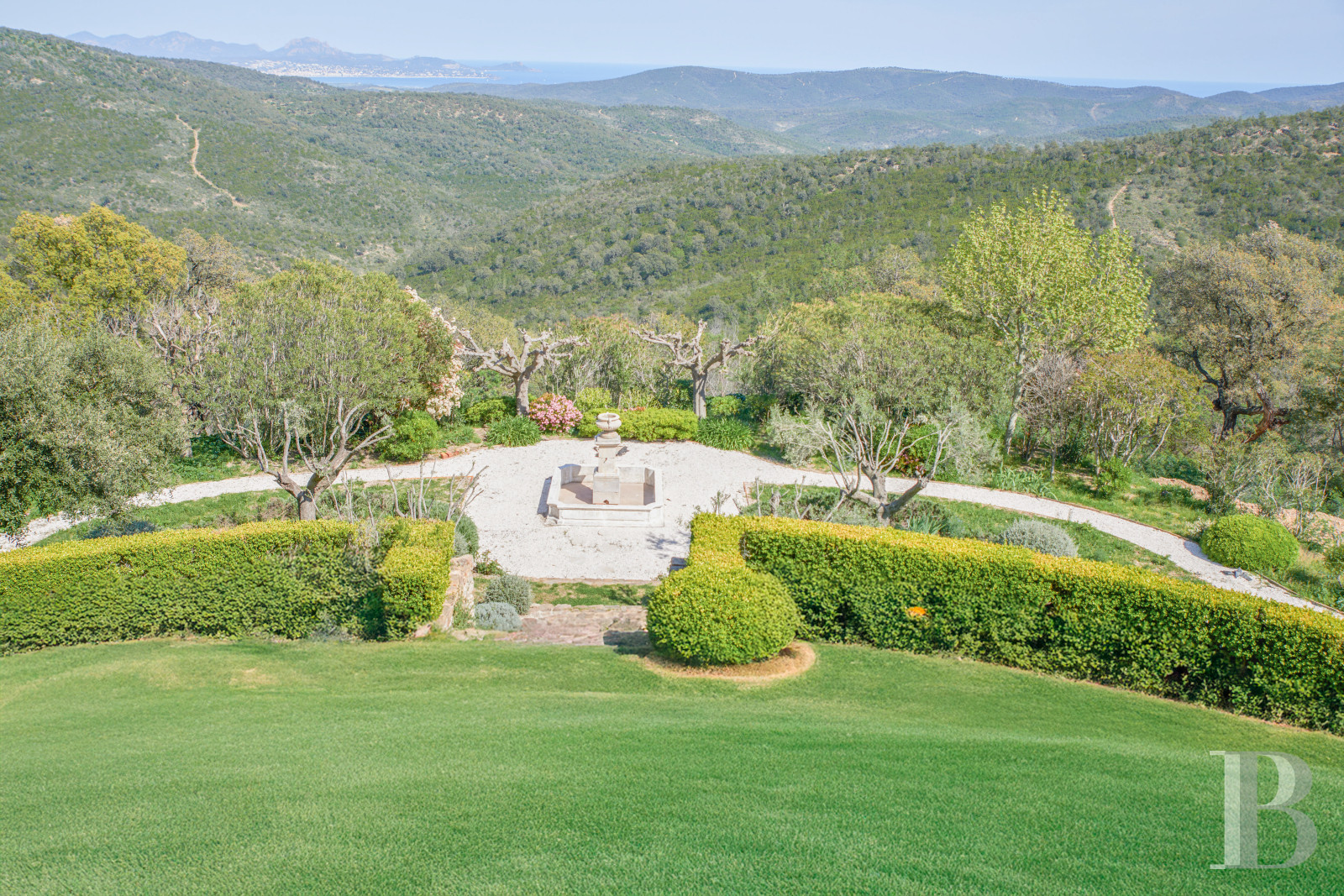 Dans le Var, sur la commune de Sainte-Maxime, une villa d’inspiration italienne dominant l’horizon jusqu’à la mer - photo  n°4